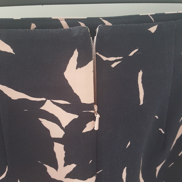 2/$12🌴Ann Taylor Pencil Skirt - Picture 3 of 6